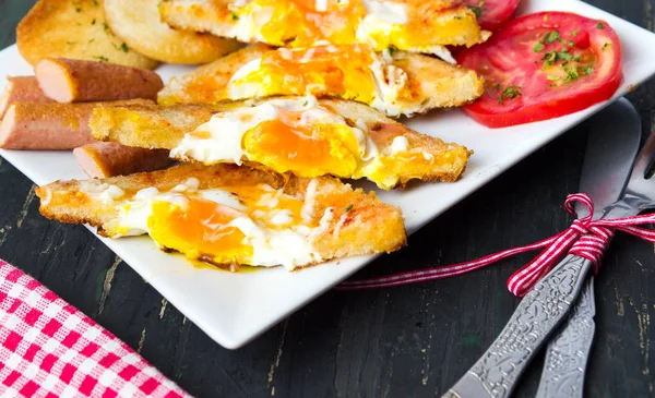 Eiersandwiches mit Tomate und Wurst — Stockfoto