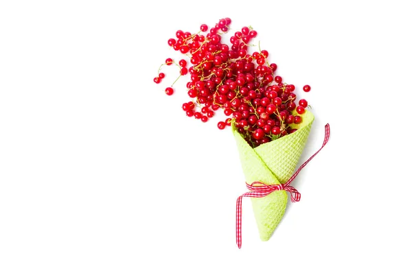 Fruta de passa de Corinto em um cone de sorvete no branco — Fotografia de Stock