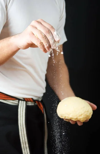 Чоловічий пекар тримає тісто і борошно — стокове фото