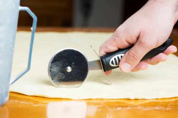 Adam kesme hamur rulo bıçak ile — Stok fotoğraf