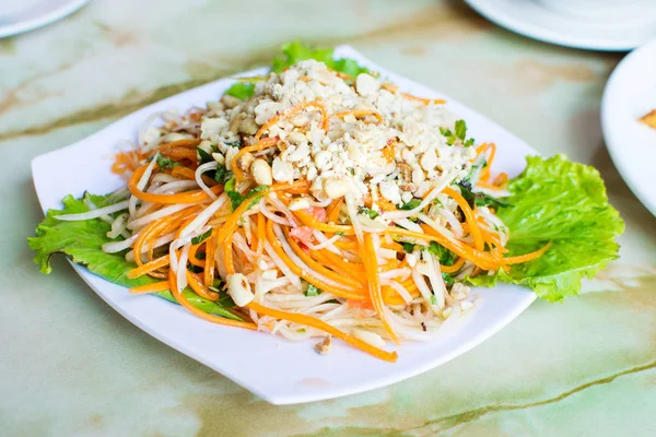 Ensalada de papaya verde tailandesa en un plato — Foto de Stock