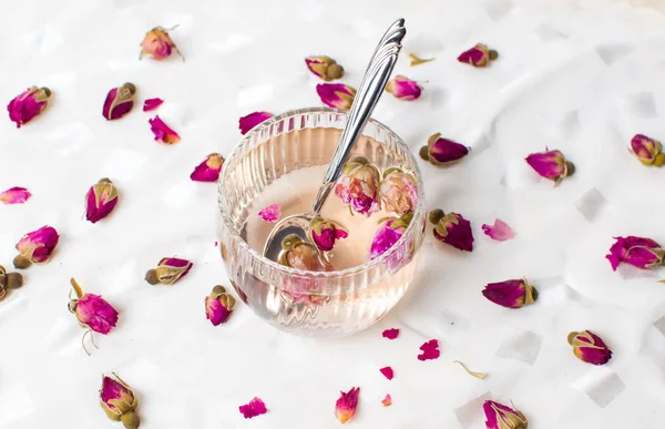 Rosa de té en una taza en blanco —  Fotos de Stock