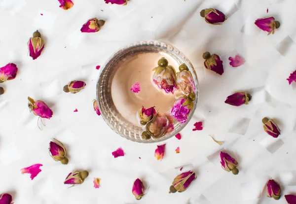 Rosa flor té en una taza en blanco —  Fotos de Stock