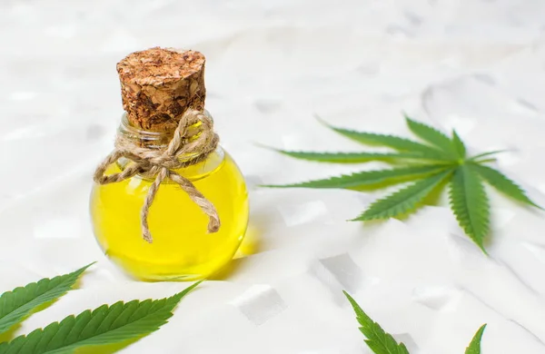 Масло конопель і листя марихуани на білому — стокове фото