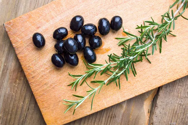 Olive scure e piante di rosmarino — Foto Stock