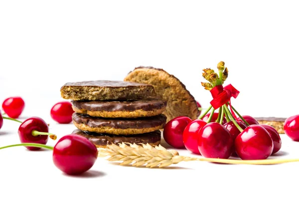 Kiraz bisküvi ve izole meyve — Stok fotoğraf