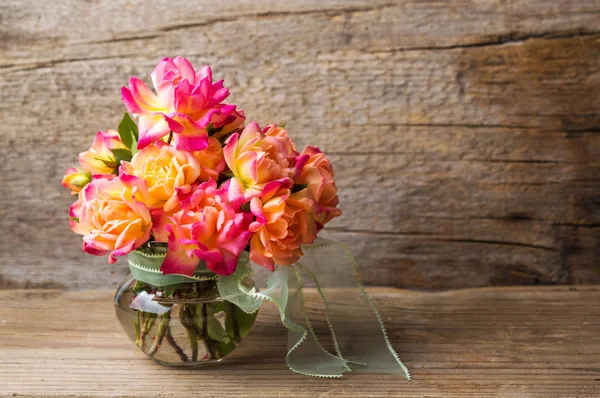 Wilde rozen boeket in glasvaas — Stockfoto