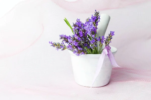 Flores de lavanda em uma argamassa branca — Fotografia de Stock