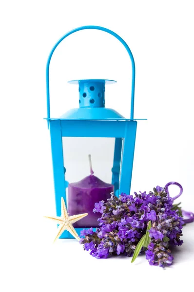 Buquê de flores de lavanda e vela roxa — Fotografia de Stock