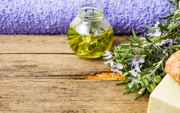 Розмариновое масло и мыло для травяной терапии — стоковое фото