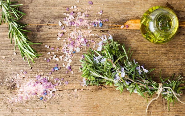 로즈마리 오일, 목욕 소금 꽃다발 — 스톡 사진