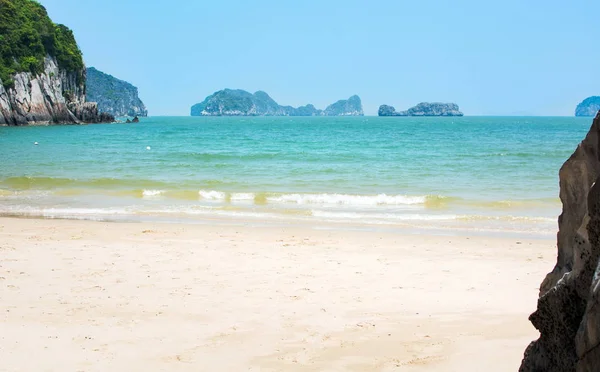 Praia tropical da ilha Cat ba, Vietnã — Fotografia de Stock