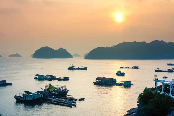 Puesta de sol sobre barcos de la isla de Cat ba en Vietnam —  Fotos de Stock
