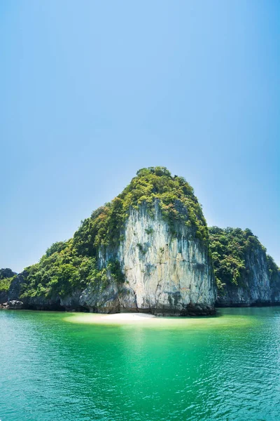 Dolda tropisk strand i Halong bay, Vietnam — Stockfoto