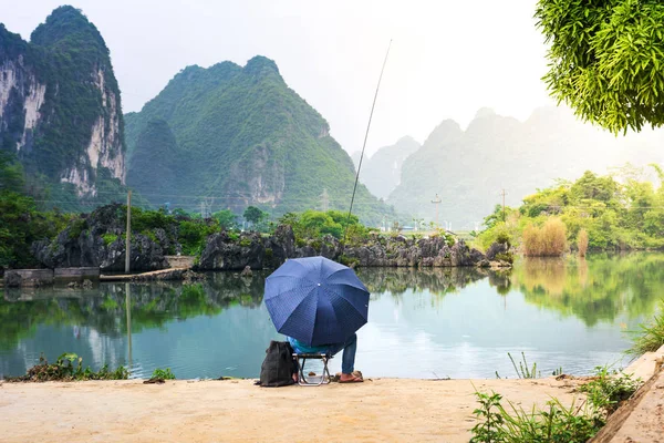 風光明媚な湖の広西省、中国で孤独な漁師 — ストック写真