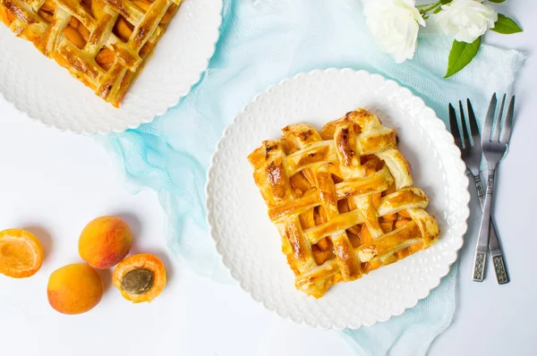 Сладкий фруктовый пирог с абрикосом на тарелке — стоковое фото