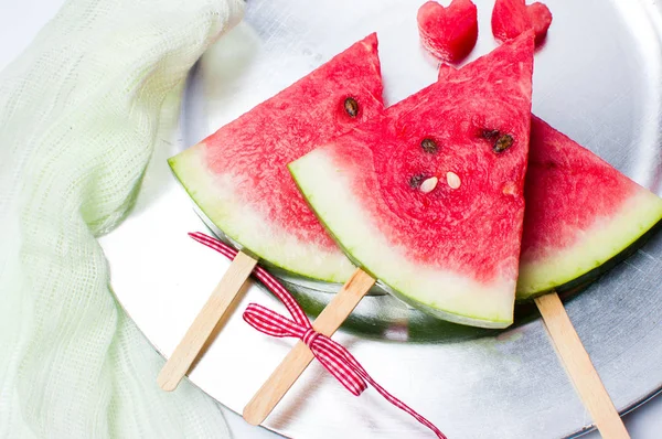 Vattenmelon frukt skiva på en glass pinne — Stockfoto