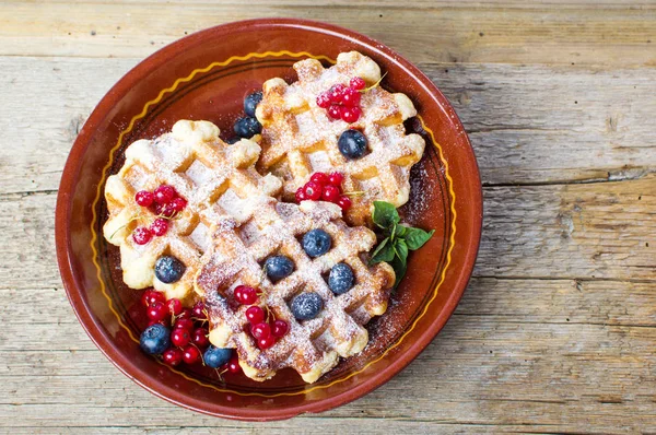 Homemade waffles with fresh berry fruit — Stock Photo, Image