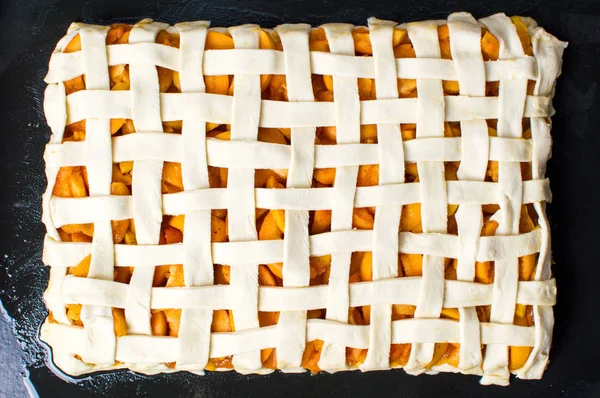 Torta dolce di frutta fatta in casa cruda su una teglia — Foto Stock