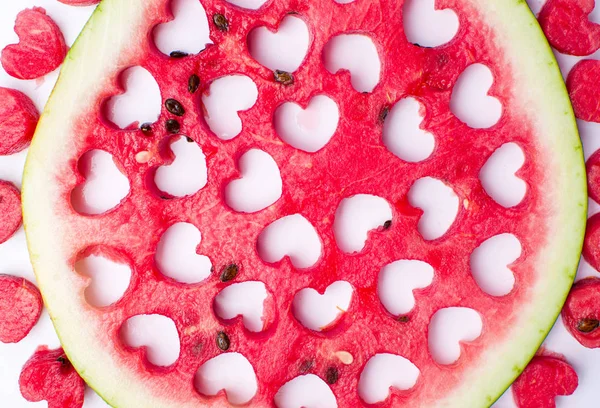 Fruta de melancia com recortes em forma de coração — Fotografia de Stock