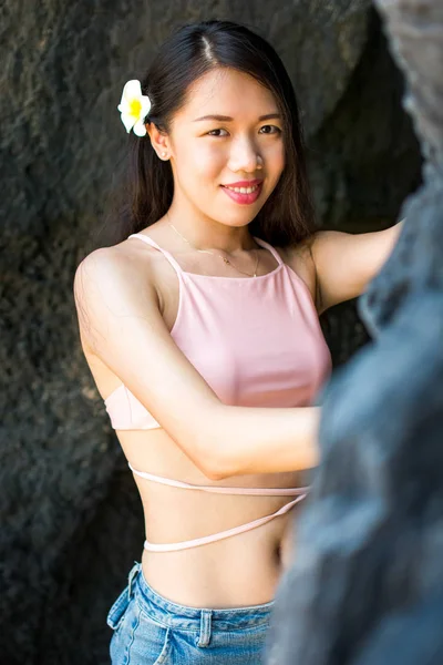 Piękna dziewczyna w cieniu plaża Jaskinia — Zdjęcie stockowe