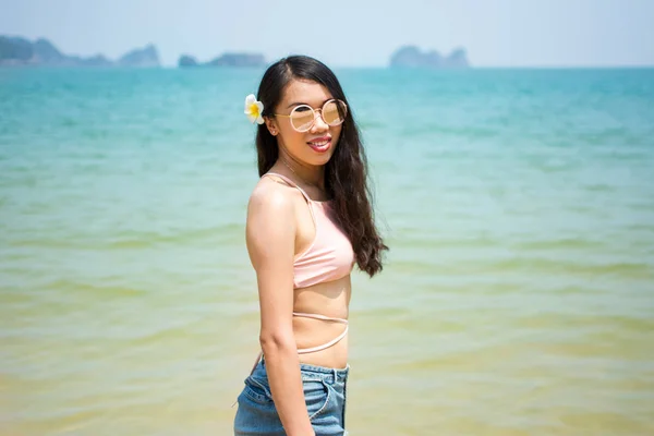 Счастливая девушка на пляже — стоковое фото