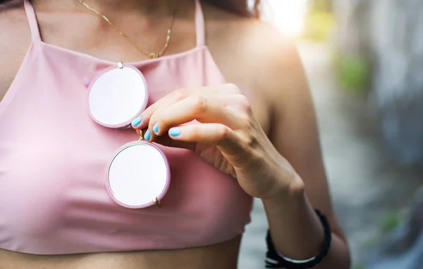 Mädchen trägt rosa Badeanzug und Sonnenbrille — Stockfoto