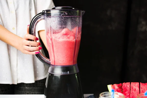 Batido de sandía hembra con licuadora — Foto de Stock