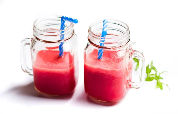 Två burkar av friska vattenmelon smoothie — Stockfoto