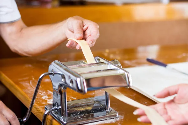 Coppia facendo pasta fatta in casa a casa — Foto Stock