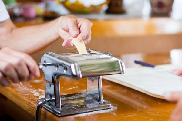 Uomo che fa la pasta fatta in casa a casa — Foto Stock