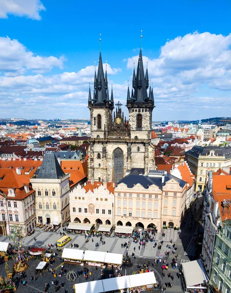 Praha, Česká republika - 20. dubna 2017: Týnský kostel a přeplněné — Stock fotografie