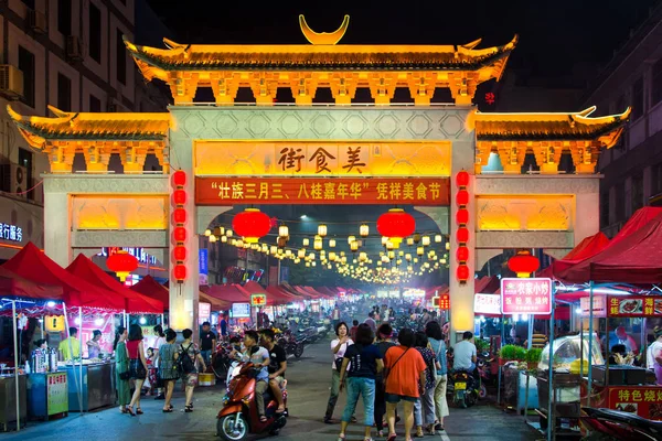 Pingxiang, Chiny - 21 maja 2017: Tradycyjny chiński Brama leadin — Zdjęcie stockowe