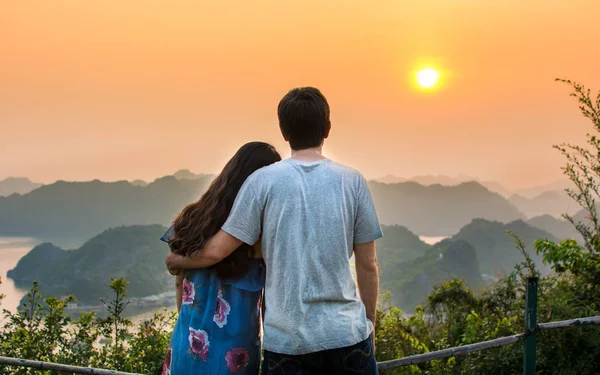 Pareja disfrutando de romántica puesta de sol en el mirador de la playa —  Fotos de Stock