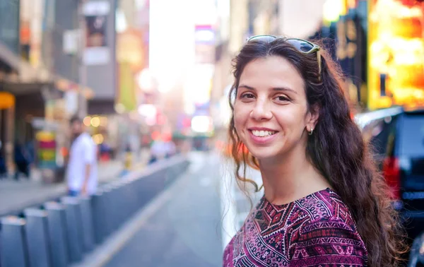 タイムズ スクエア ニューヨーク、アメリカで幸せな女の子 — ストック写真