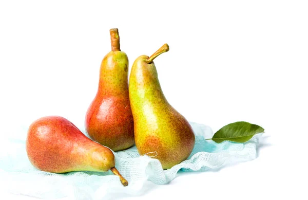Taze armut meyve üzerine beyaz izole — Stok fotoğraf