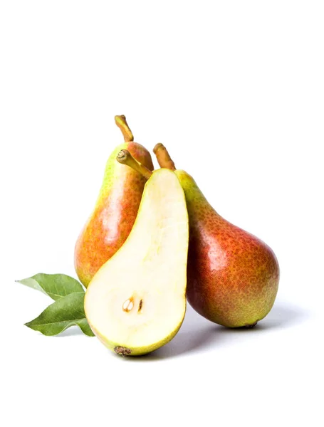 Taze armut meyve üzerine beyaz izole — Stok fotoğraf