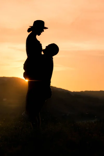 Mutlu çift siluet romantik günbatımı arka plan ile — Stok fotoğraf
