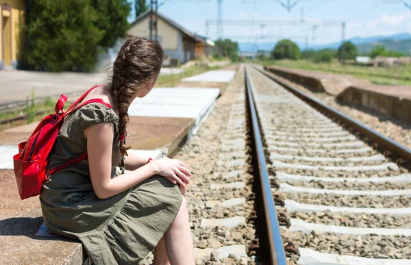 Lány várakozás a vonatra ült a vasút — Stock Fotó