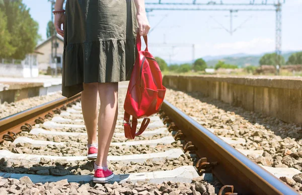 Lány séta a vasúti-közúti pálya — Stock Fotó