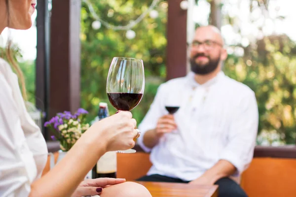 Pareja bebiendo vino en una cita —  Fotos de Stock