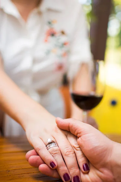 Pareja cogida de la mano en una fecha —  Fotos de Stock