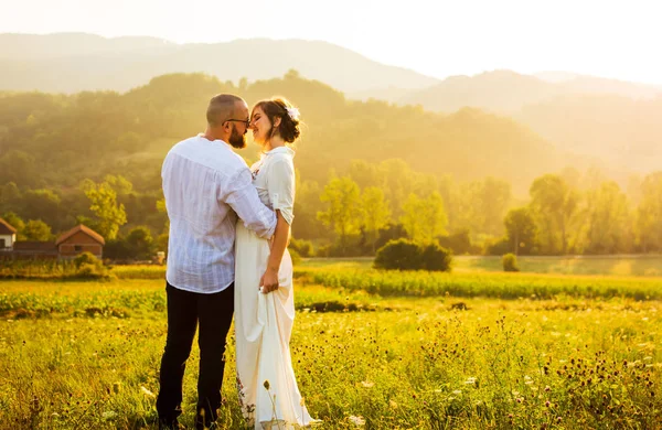 Paar zoenen tijdens een romantische zonsondergang — Stockfoto