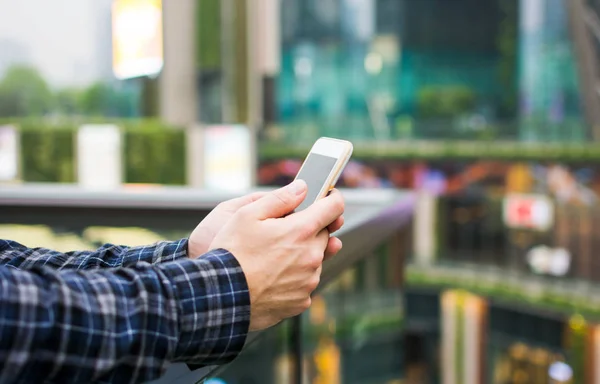 Händer med smart telefon i moderna affärsmiljön — Stockfoto