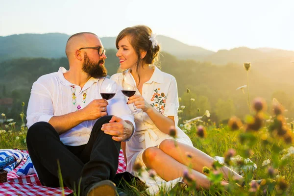 幸せなカップルのピクニックにワインを飲む — ストック写真