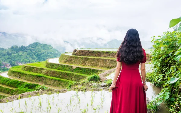 Menina em vestido vermelho desfrutando de arroz terraço vista — Fotografia de Stock