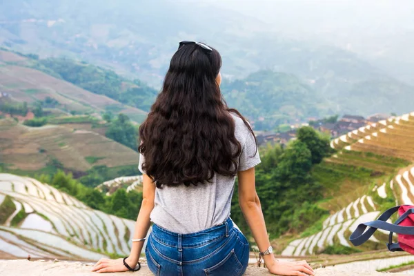 Menina sentada no terraço de arroz miradouro — Fotografia de Stock