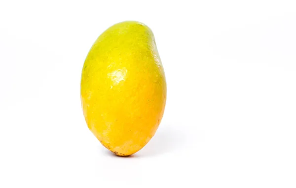 Beyaz üzerine izole edilmiş mango meyvesi. — Stok fotoğraf