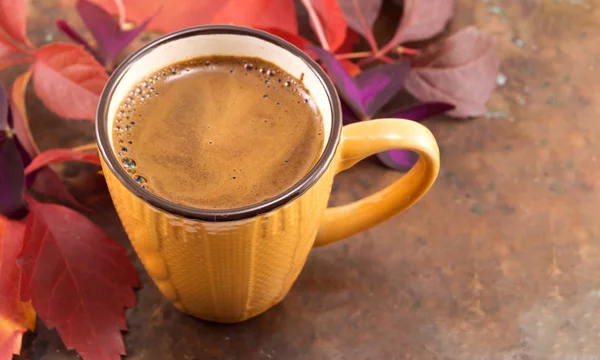 Tasse Kaffee und rote Herbstblätter — Stockfoto