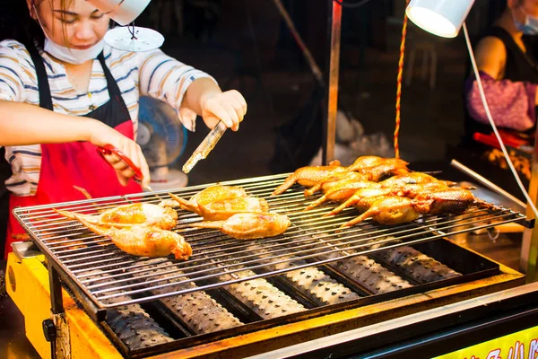 Nanning, China - 9 juni, 2017: Chinese chef-kok barbecue o voorbereiding — Stockfoto